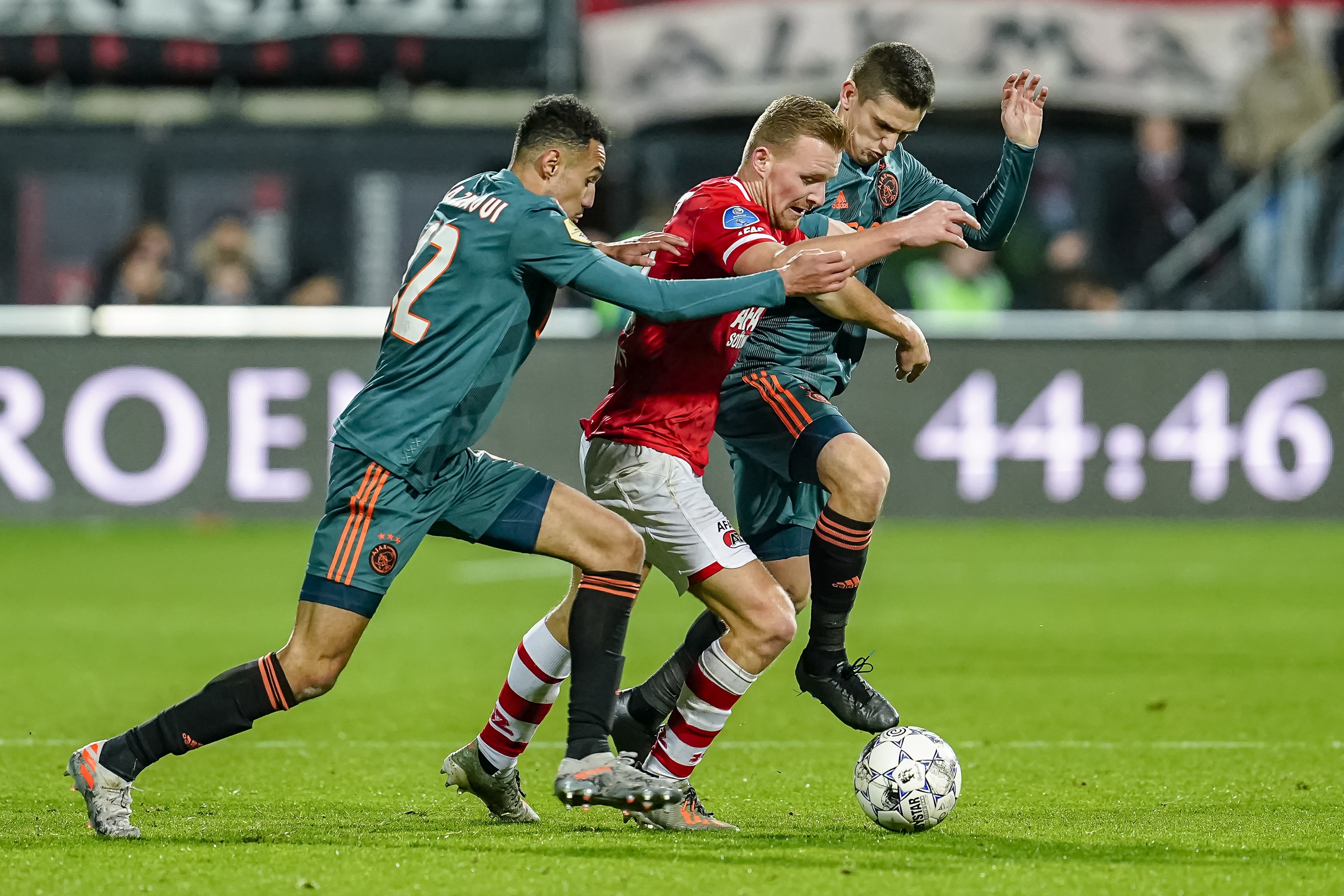 瓦伦西亚训练开放日,转会期完成体检引欢呼,荷甲在即,高层口径保持一致 瓦伦西亚训练开放日,转会期完成体检引欢呼,荷甲在即,高层口径保持一致