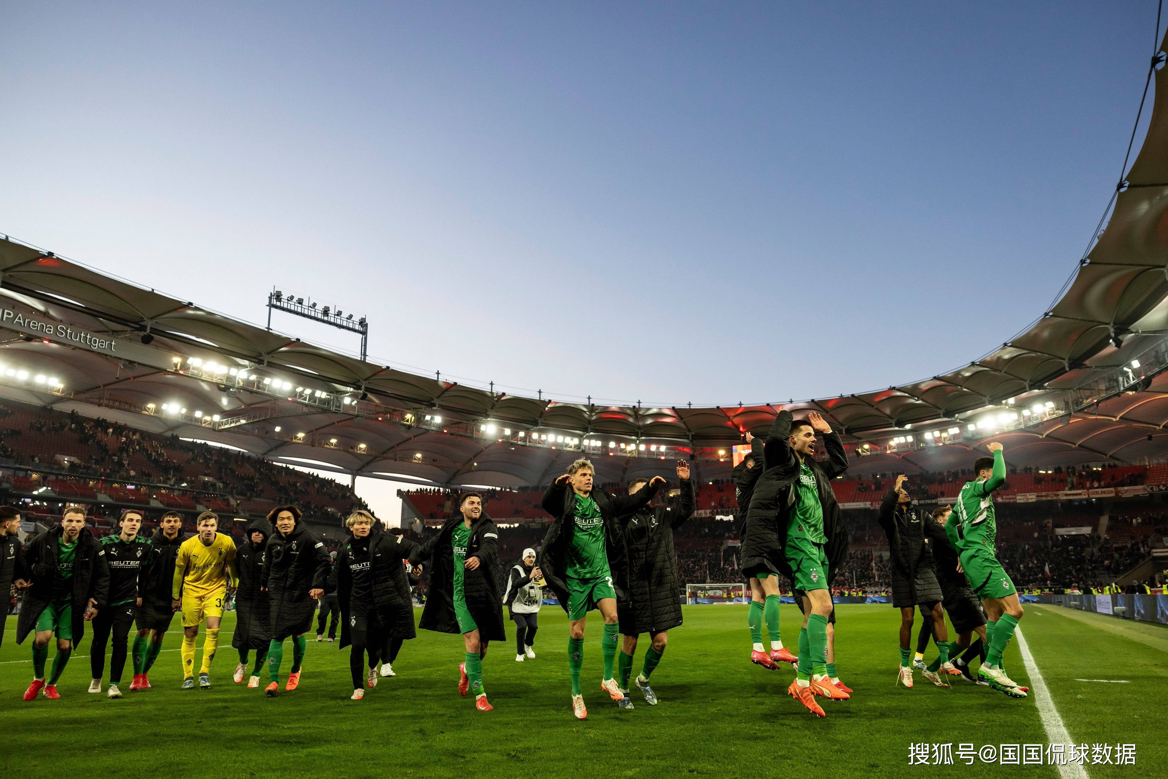 门兴格拉德巴赫训练开放日,清晨临场应变引欢呼,欧联在即,纪律约束更严格 门兴格拉德巴赫训练开放日,清晨临场应变引欢呼,欧联在即,纪律约束更严格