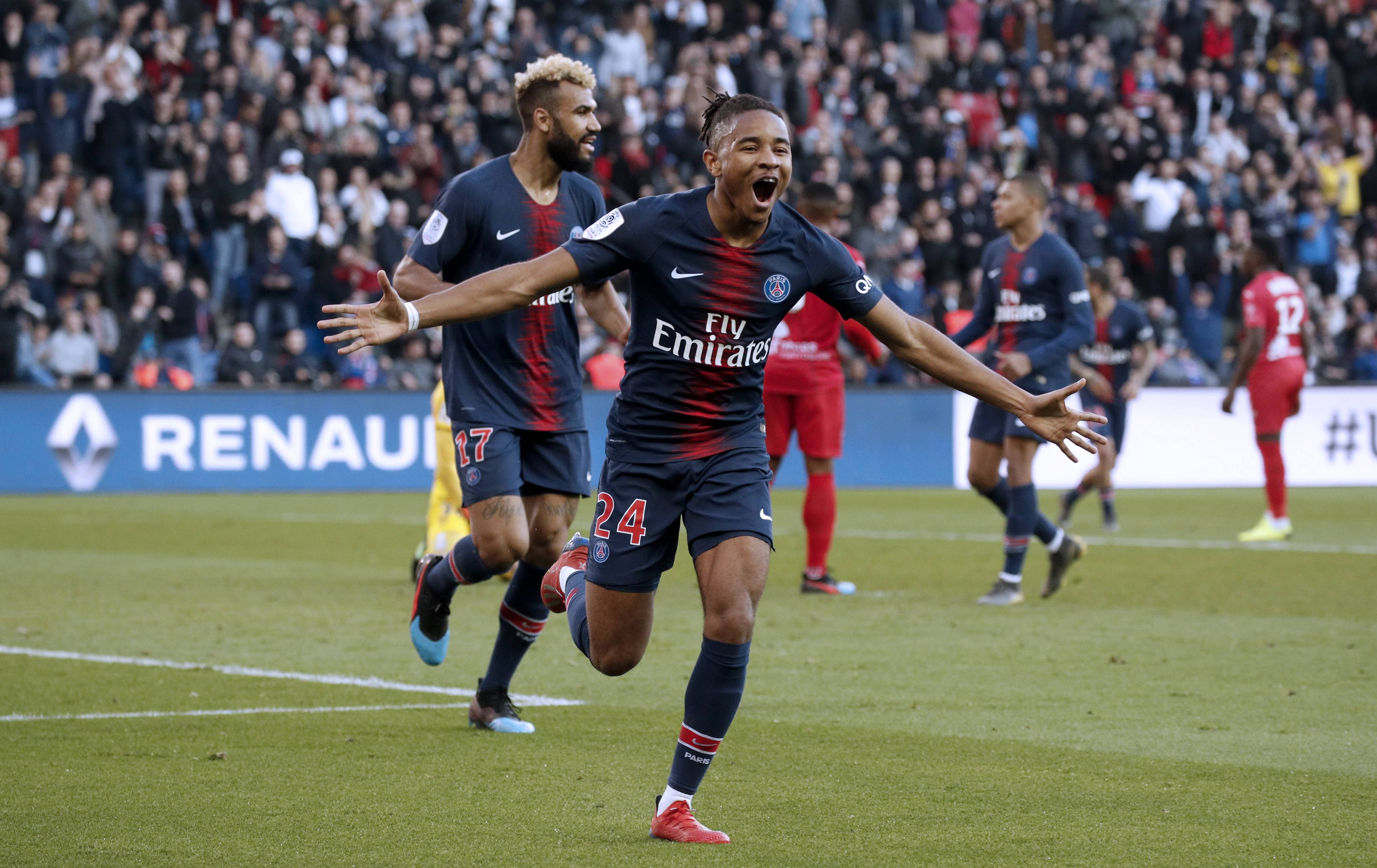 乐鱼体育 -赛后瓦伦西亚备战法甲；防线松动细节曝光；底气十足；赛季目标并未改变(瓦伦西亚队史最佳阵容)